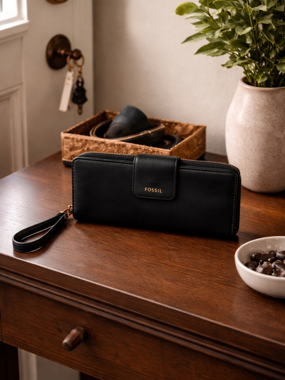 Fossil Black Leather Zip Around Wallet Wristlet Organizer Classic Style